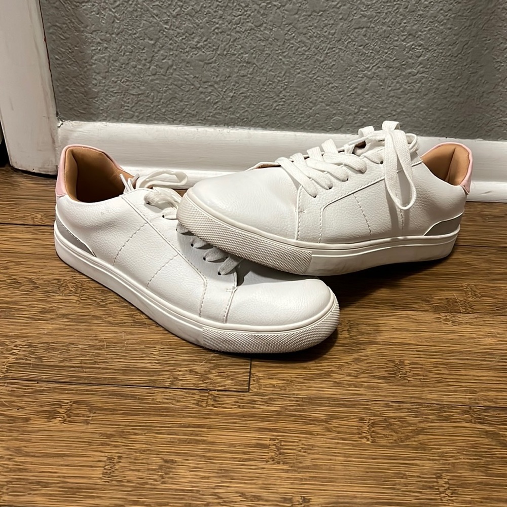White DV by Dolce Vita sneakers. Women’s size 8 with pink heel.